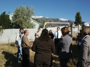 Layton City Director of Community Development Scott Carter (brown shirt, at left) and UGS Senior Geologist Richard Giraud (white jacket, far left) discuss Layton’s Sunset Drive landslide with Governor Huntsman and the Governor’s Geologic Hazards Working Group following the September 25th public meeting in Layton.